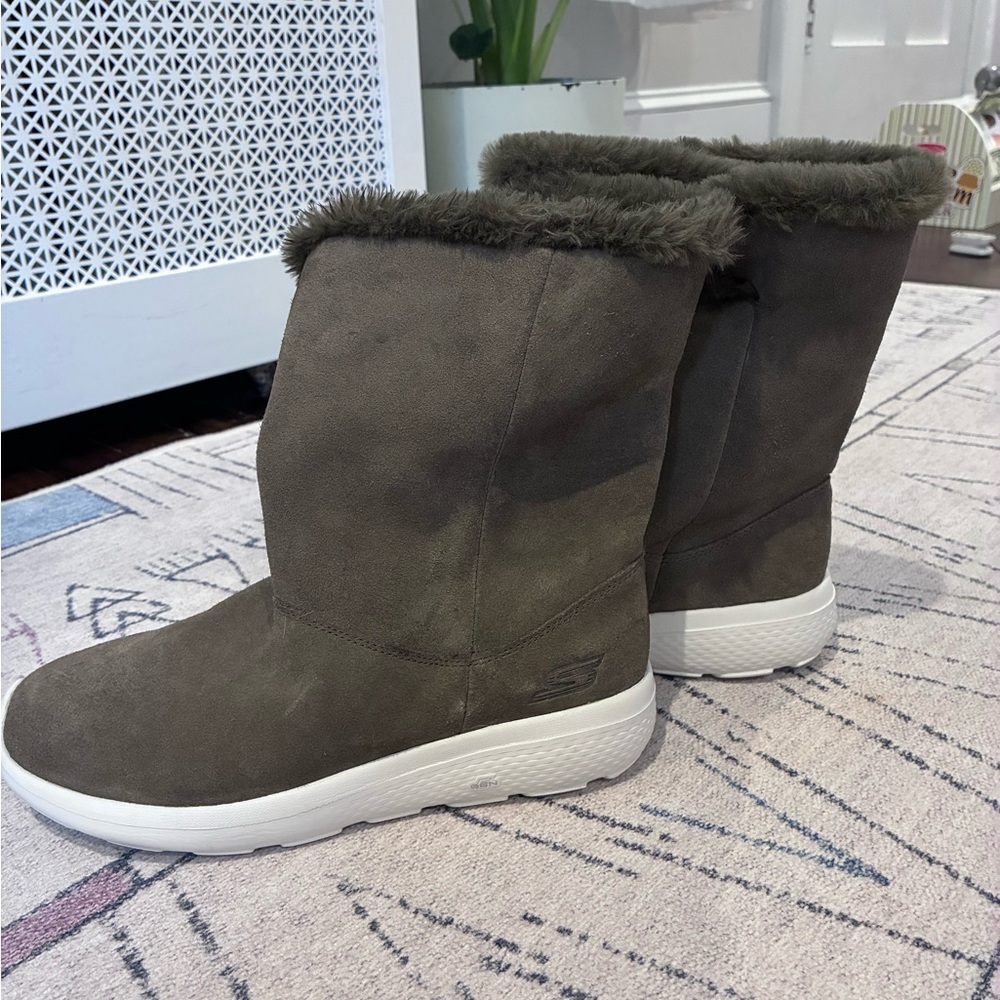 Skechers Women's olive Green Winter Boots GoGo mat technology